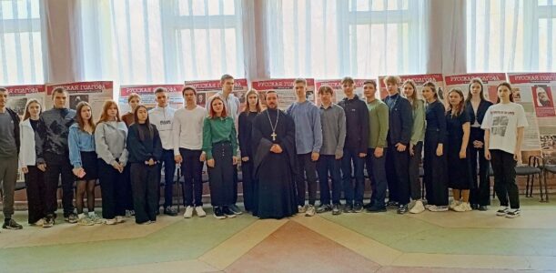 В р.п. Духовницкое состоялась выставка «Русская Голгофа»