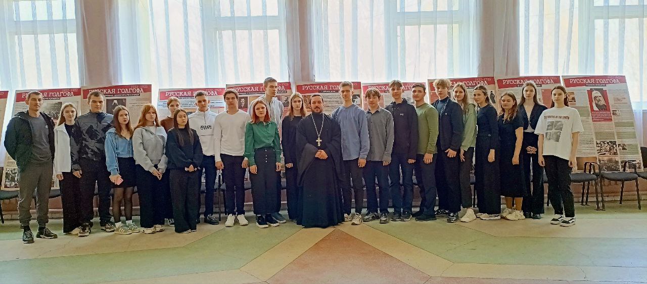 В р.п. Духовницкое состоялась выставка «Русская Голгофа»