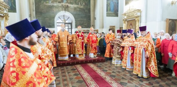 Благочинный Духовницкого округа сослужил архиереям Саратовской митрополии в в Свято-Воскресенском соборном храме г. Пугачева